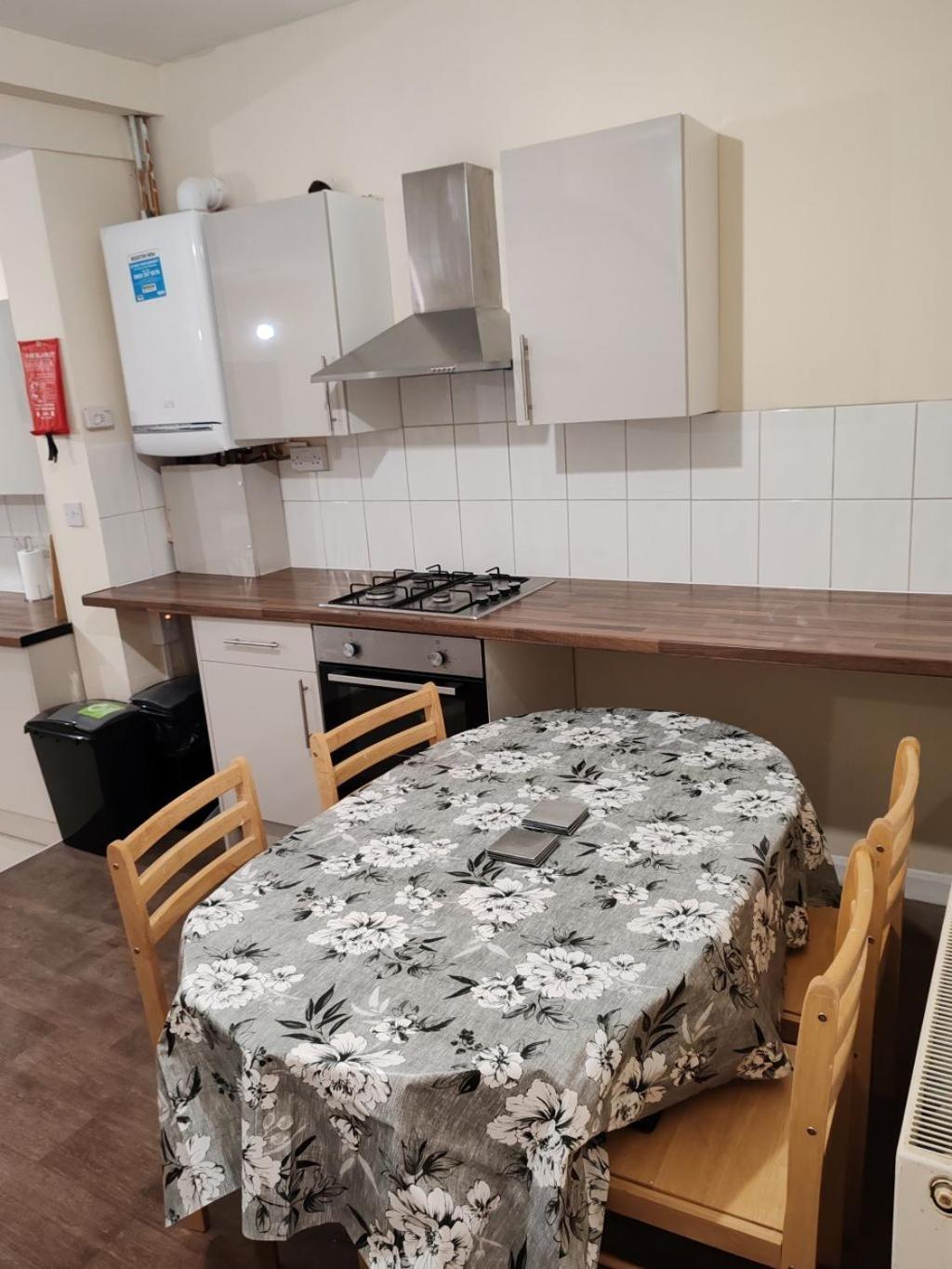 Cosy Single With A Desk Apartment