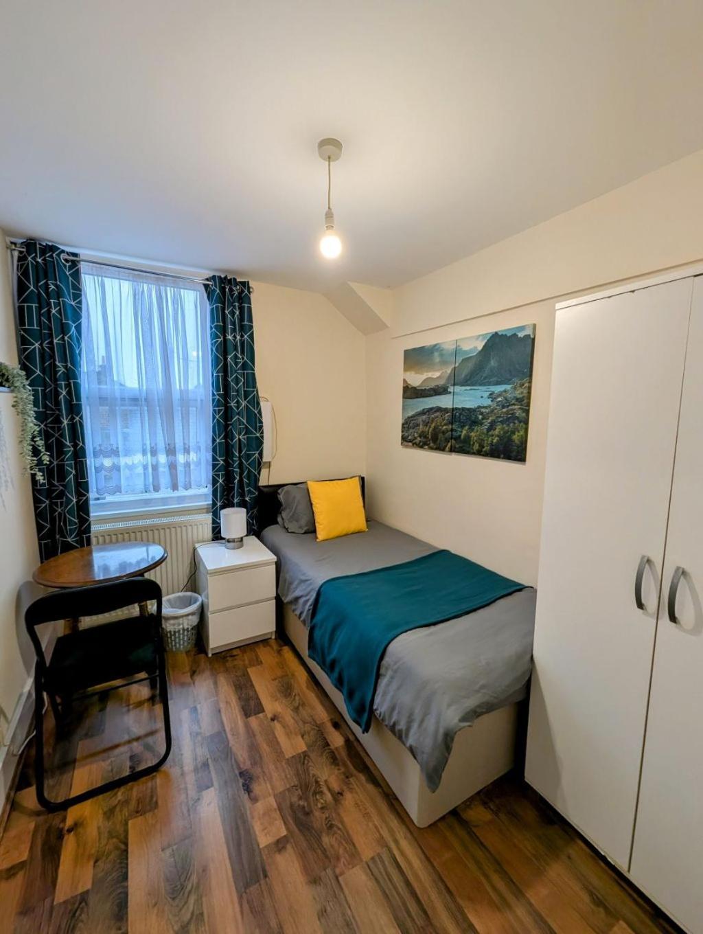 Cosy Single With A Desk Apartment *